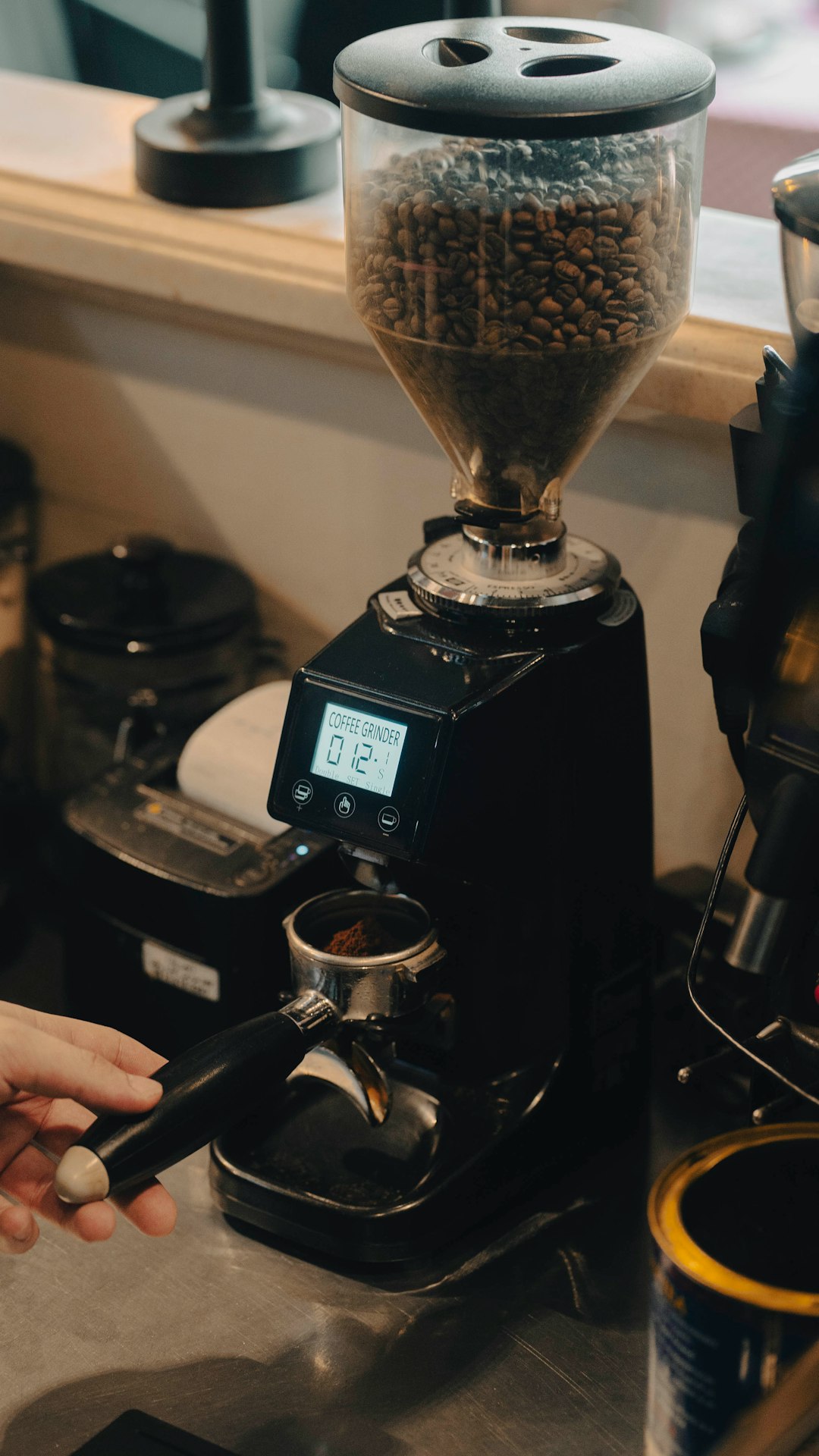 coffee-beans-being-ground-into-the-portafilter-qb1royeywtc