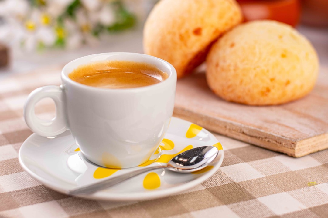 Café brasileiro com pão de queijo